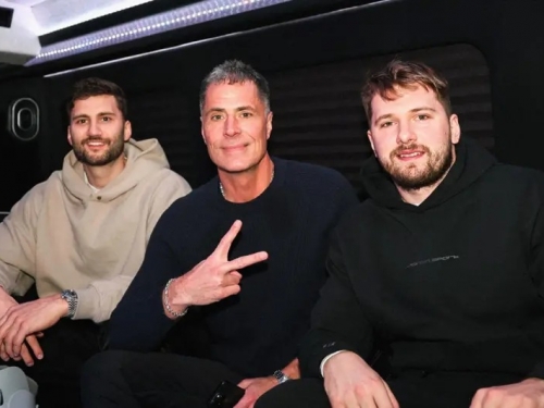 NBA》Doncic抵達洛杉磯！對鏡頭比出「LA」手勢　Pelinka親自接機