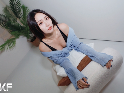 氣質正妹OL「Misty」包臀窄裙好撩人！撩衣露「香肩美乳」太犯規