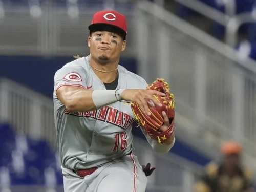 MLB》連記錄組都暈了？紅人三壘手墊3步還暴傳 竟一度給安打