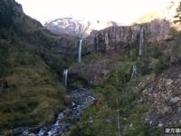 這群登山客原本只是隨便拍拍，但下一秒卻意外拍下半世紀罕見的最近距離火山爆發奇景！