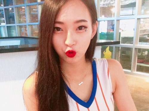 啦啦隊正翻啦！妹子挺「青春嫩乳」活力四射，百褶短裙整個飄起來…