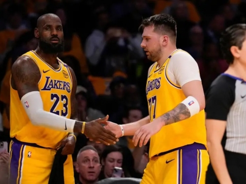 NBA》詹皇坐上「時光機器」跑快攻！Doncic重現湖人Showtime時光